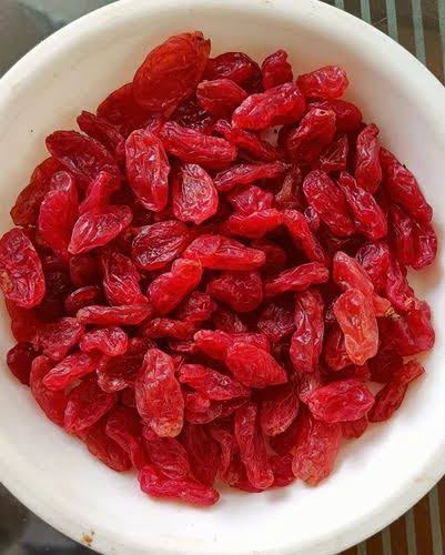 Red raisins in bowl